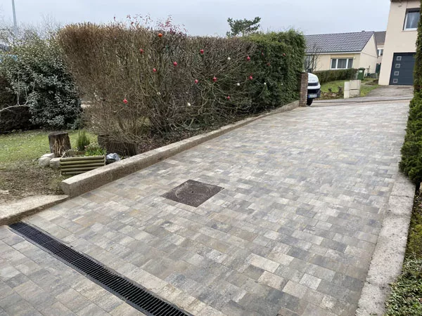 Pose de pavé pour passage voiture en pente, Épinal, Oasis Créateur d'extérieur